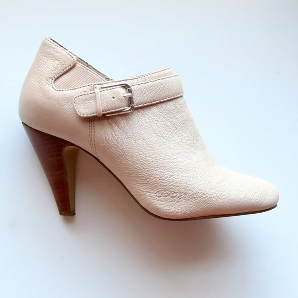 Alfani Shirlee Cream Leather Almond Toe Heeled Ankle Boots Booties 8.5 - Picture 7 of 15